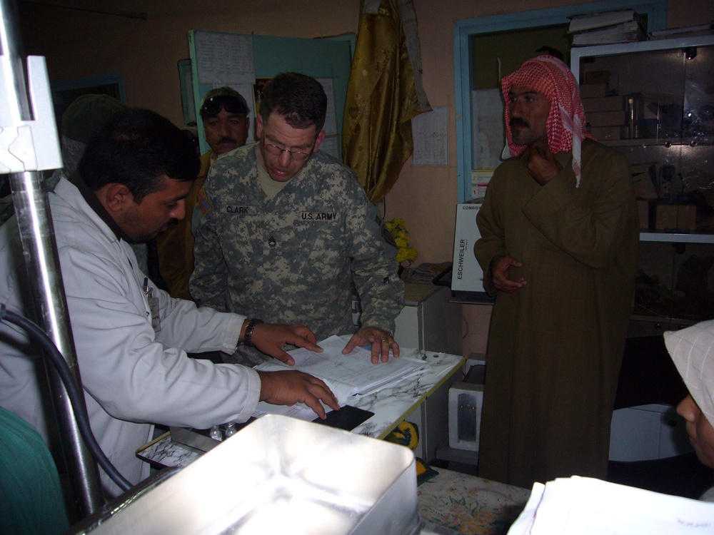 Paratroopers visit chrildren's hospital in Al Hillah