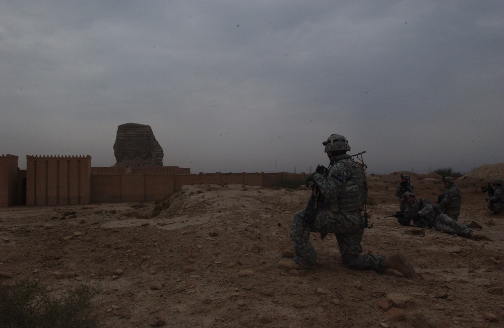 Iraqi Army, Soldiers Search Historical Site