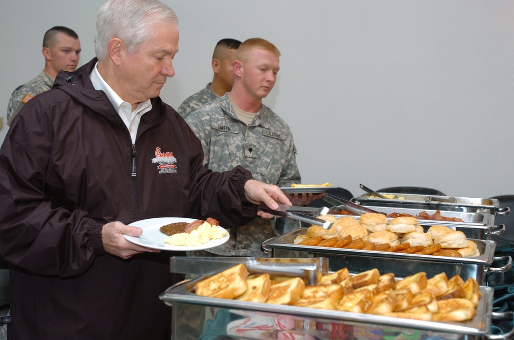 DVIDS - Images - Breakfast in Baghdad: Gates Shares Meal With Soldiers