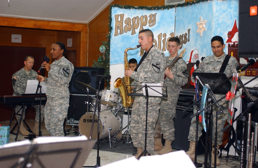 1st Cav. Div. Band Gives Christmas Concert