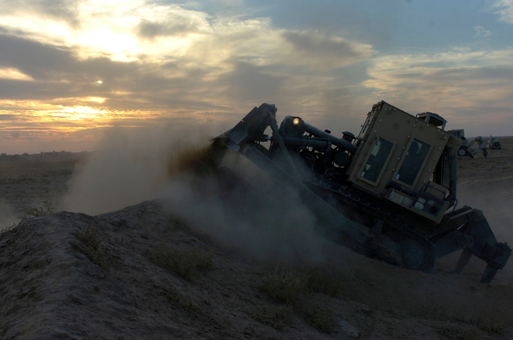 Iraqi and U.S. Troops Conduct Operations in Siniyah