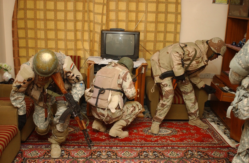Iraqi Army leads search of Bakriya Village