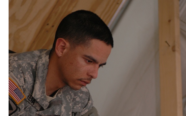 Kuwait Soldiers give warm welcome to fellow troops