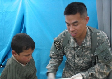 Flight Surgeon in Iraq Treats Injured Local Child