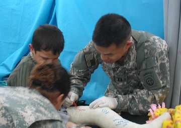 Flight Surgeon in Iraq Treats Injured Local Child