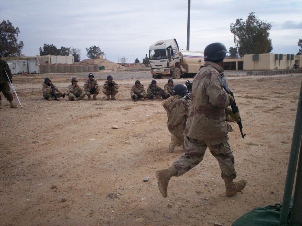 Iraqi Army Soldiers Taught 'Warrior Ethos' by Black Dragons