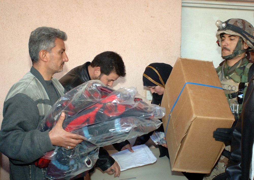 Iraqi Security Forces, Coalition Give Humanitarian Aid to Needy