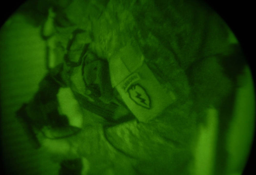 Paratroopers Search Marketplace for Explosives, Insurgent Activity