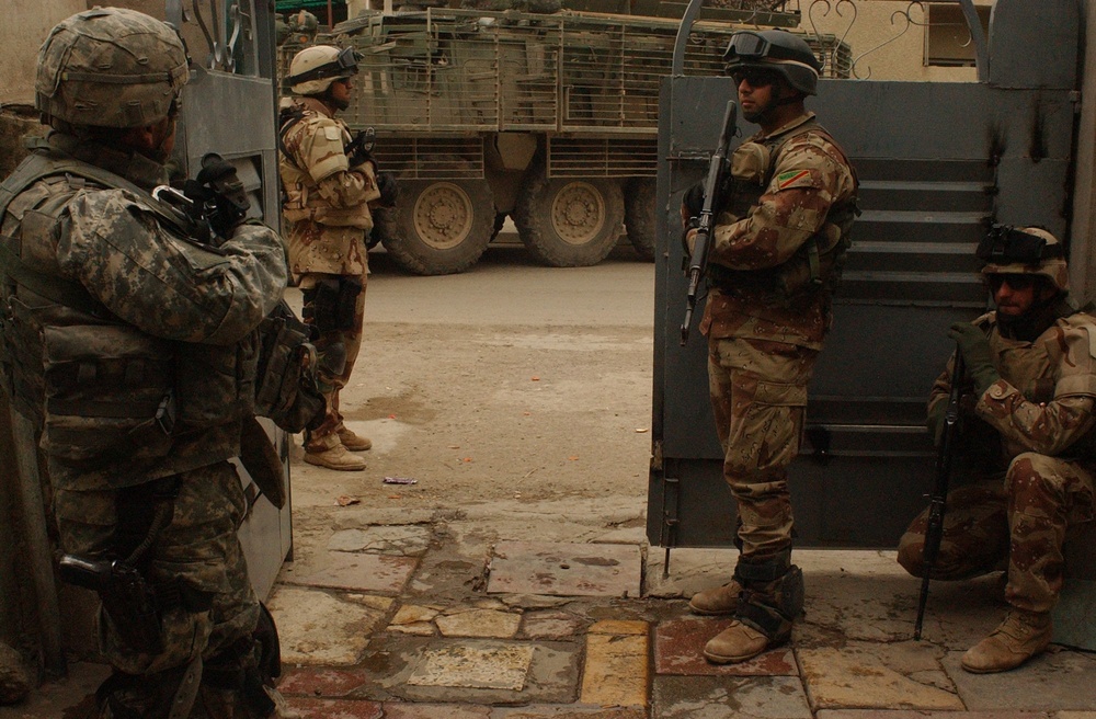 Soldiers Raid Homes of Suspected Terrorists