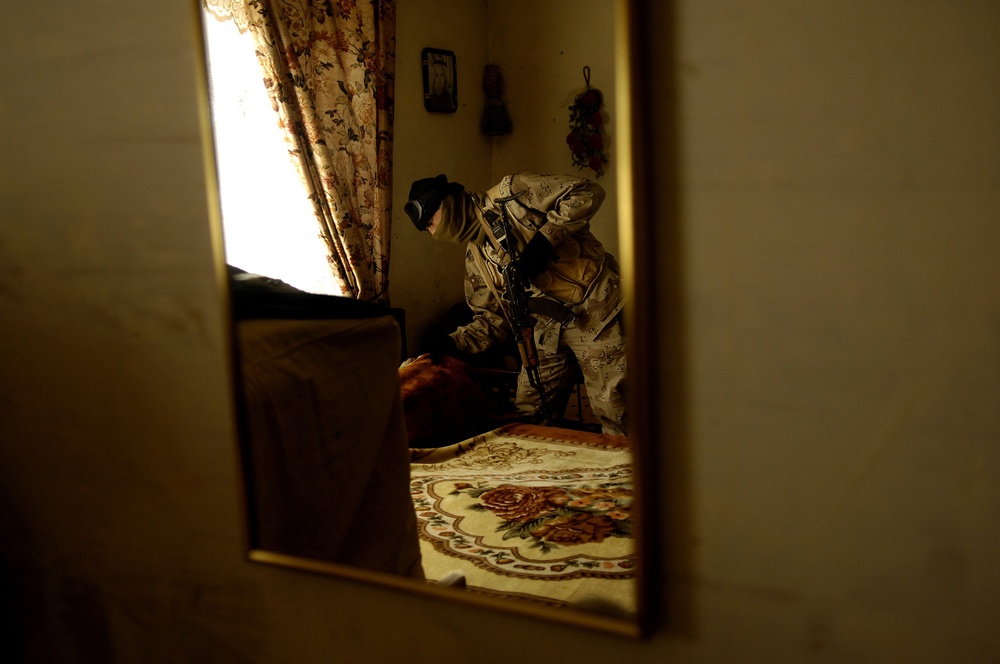 Iraqi army troops lead a patrol