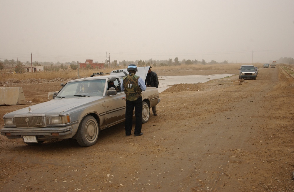 Iraqi police control checkpoints