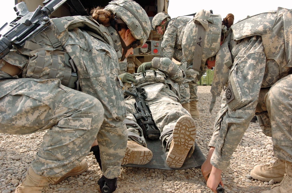 Soldiers train in first aid techniques