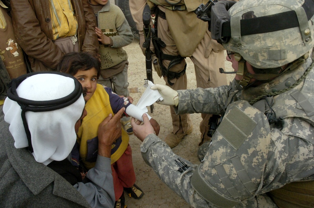 Soldiers give humanitarian aid to Iraqi locals