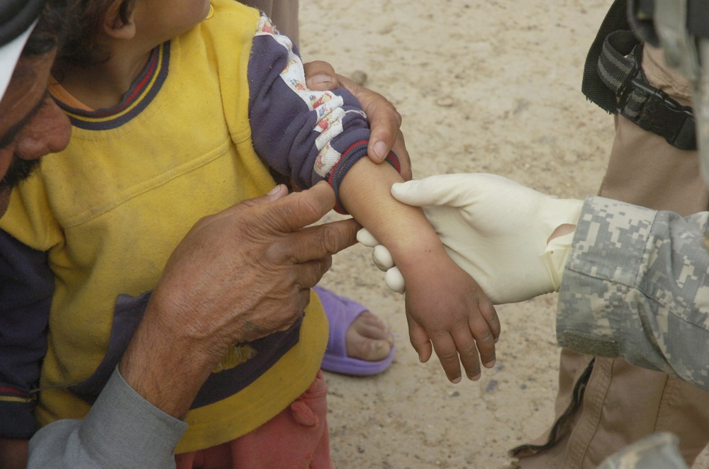 Soldiers Give Humanitarian Aid to Iraqi Locals