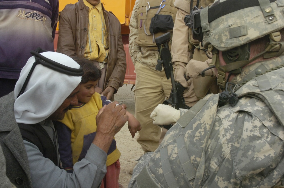 Soldiers give humanitarian aid to Iraqi locals