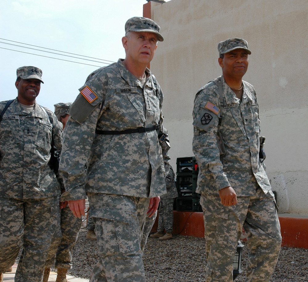 Army Material Command Commander Visits the 15th Sustainment Brigade