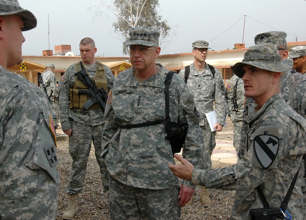 Army Material Command Commander Visits the 15th Sustainment Brigade