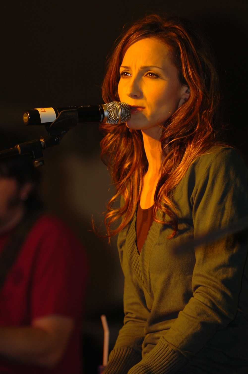 Chely Wright Entertains Deployed Troops in Kuwait