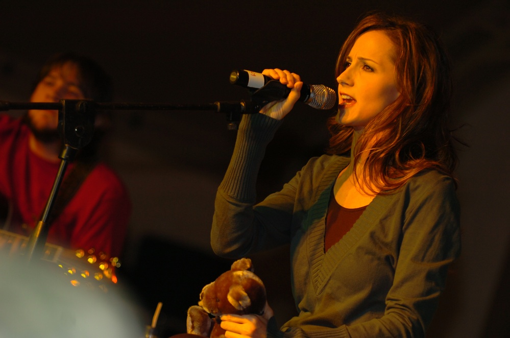 Chely Wright Entertains Deployed Troops in Kuwait