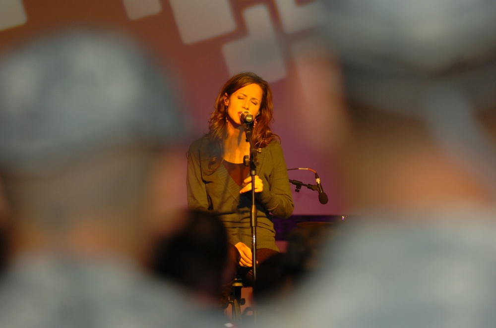 Chely Wright Entertains Deployed Troops in Kuwait