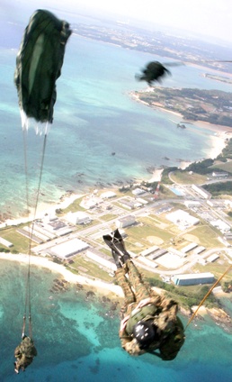 Recon Marines, Special Forces soldiers team up for parachute ops