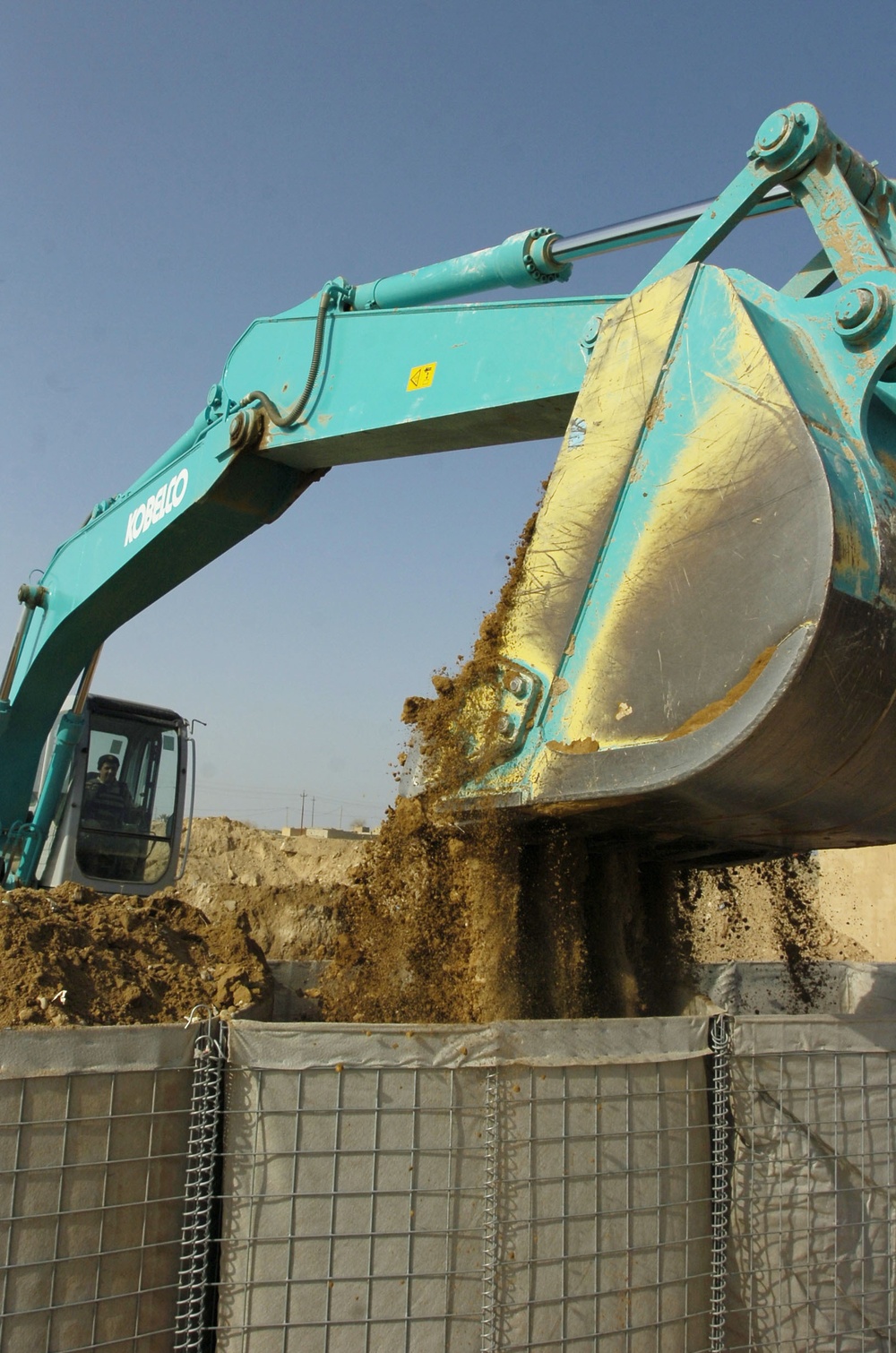 Iraqi engineers build checkpoint independently