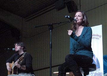 Chely Wright Sings to Troops