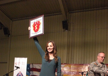 Chely Wright Sings to Troops