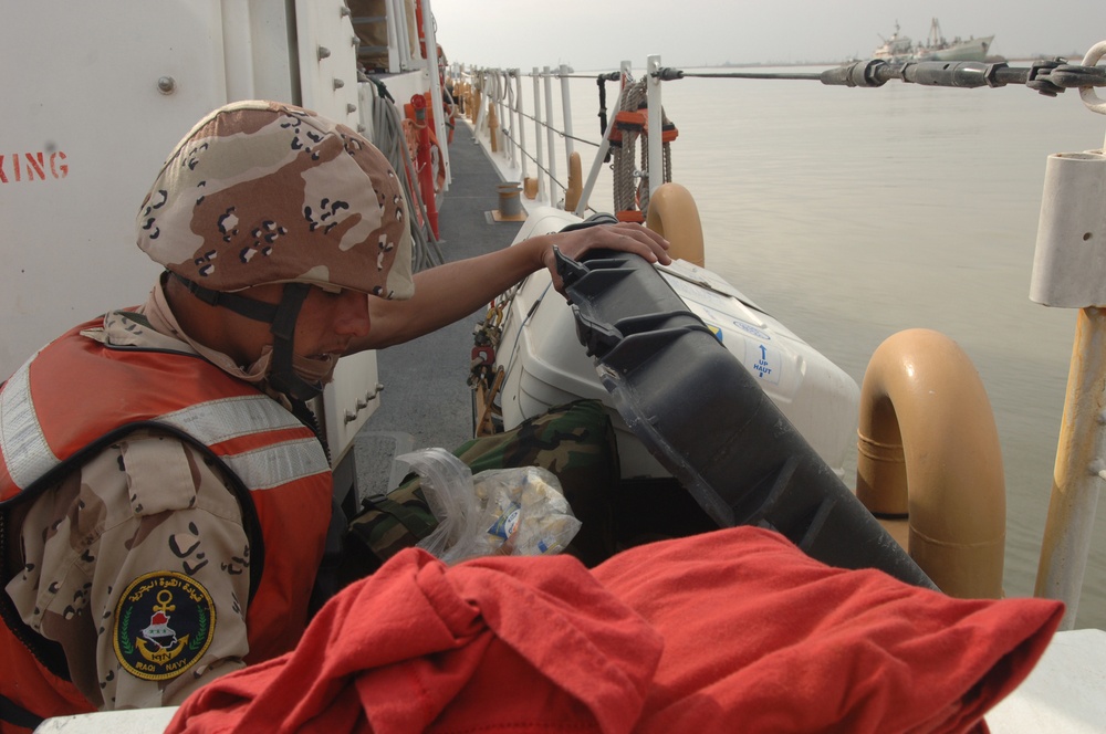 Iraqi Marines Participate in Boarding Exercise