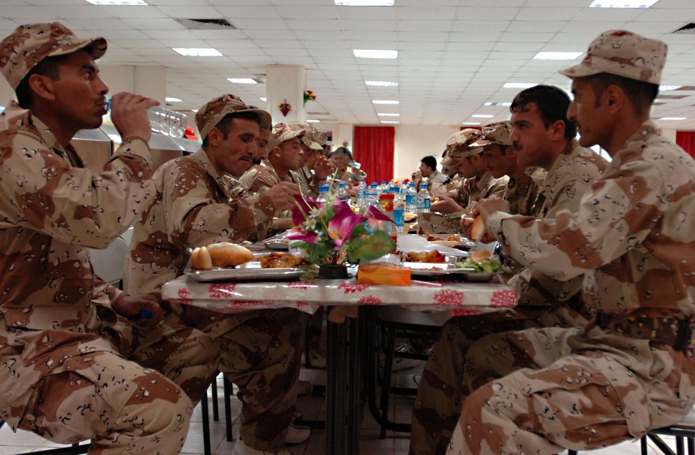 Iraqi soldiers eat up dining facility improvements