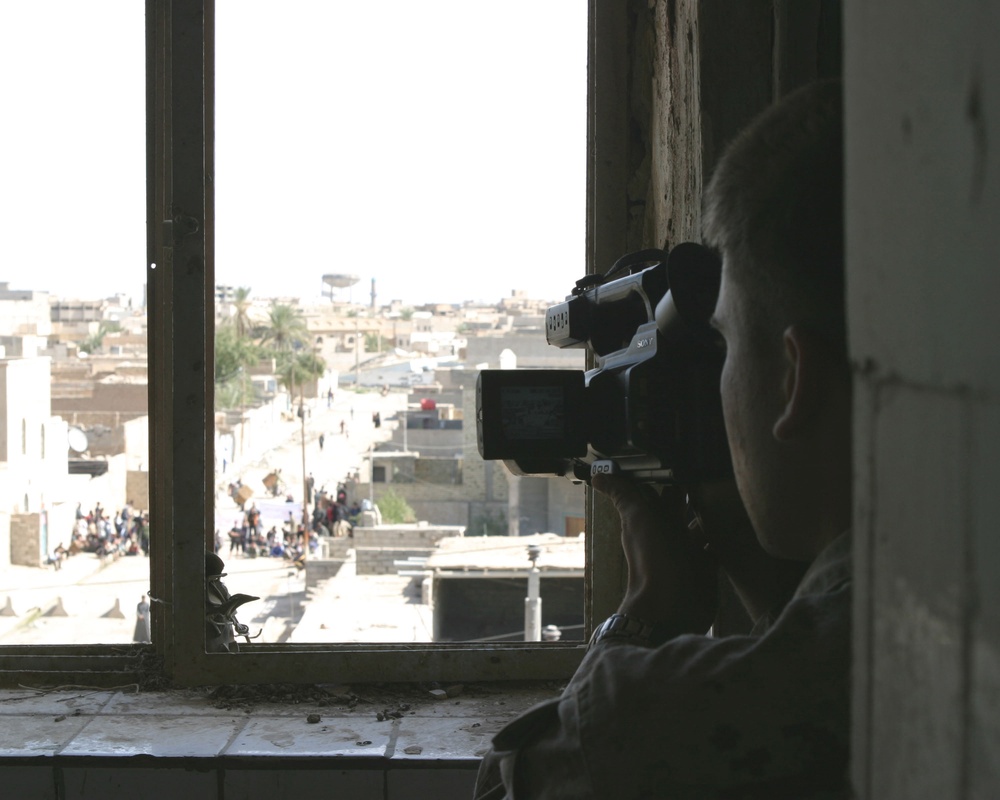 Locals Demonstrate at Iraqi police Security Station