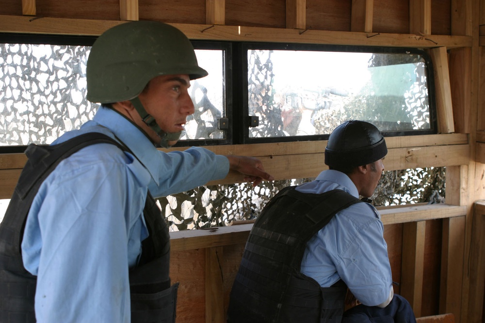 Locals Demonstrate at Iraqi police Security Station