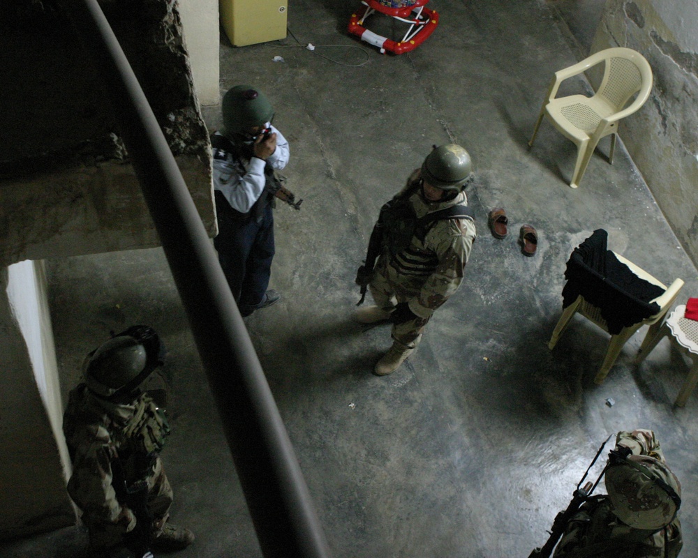 Locals Demonstrate at Iraqi police Security Station