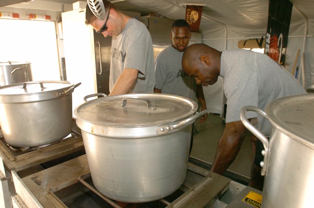 Mustang's Forward Support Company brings hot chow to outpost