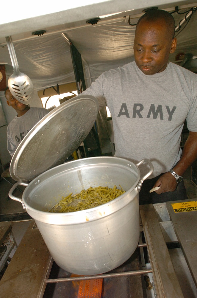 Mustang's Forward Support Company brings hot chow to outpost
