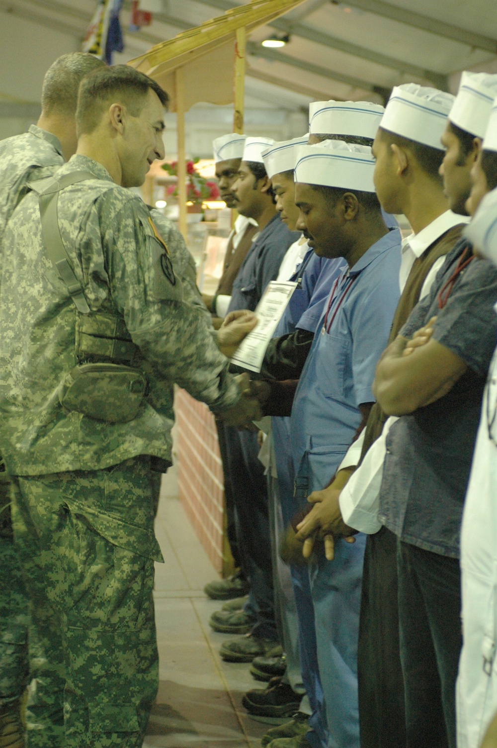 Col. Ball presents awards to DFAC personnel