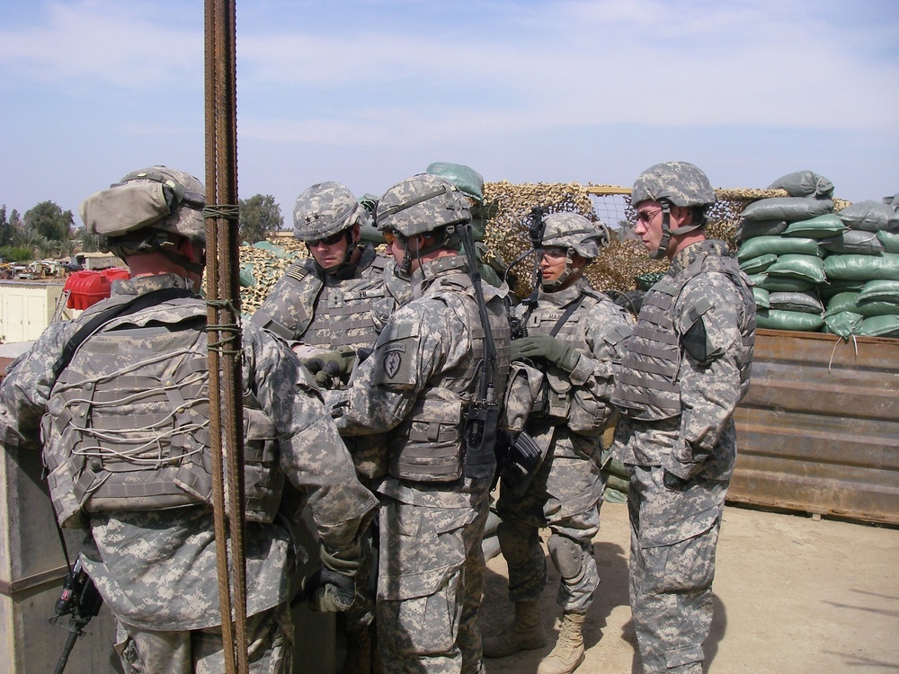 MND-B commanding general visits Alaskan Airborne Cavalry troops at checkpoi