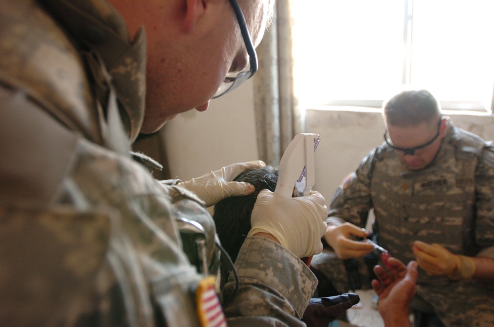 Iraqi, U.S. Army provide Baqubah-area residents with medical care