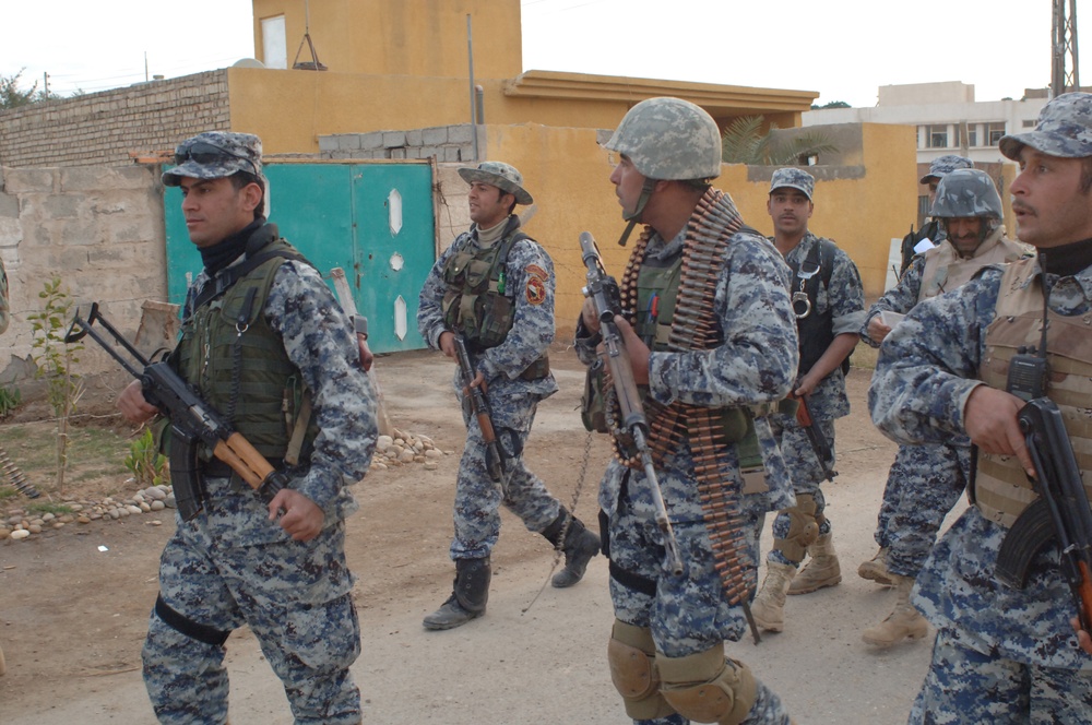 Iraqi National Police look for insurgent activity