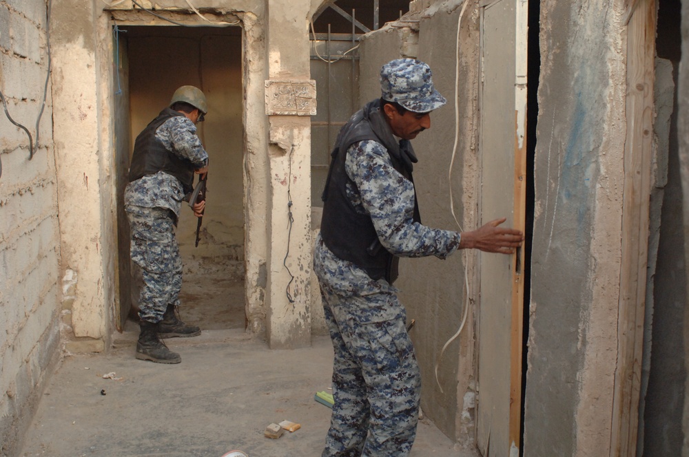 Iraqi National Police look for insurgent activity