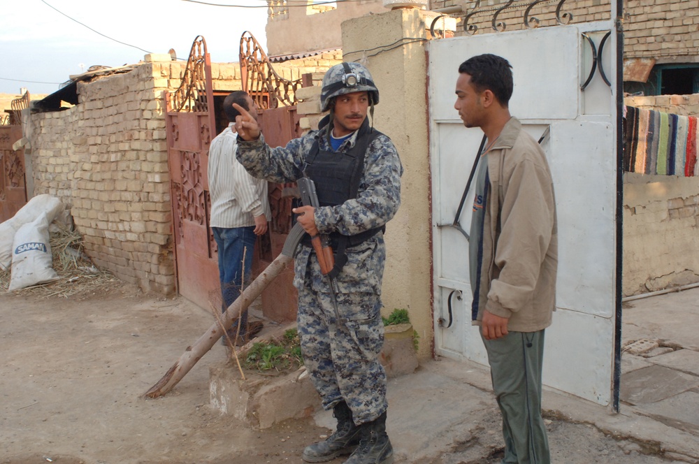 Iraqi National Police look for insurgent activity