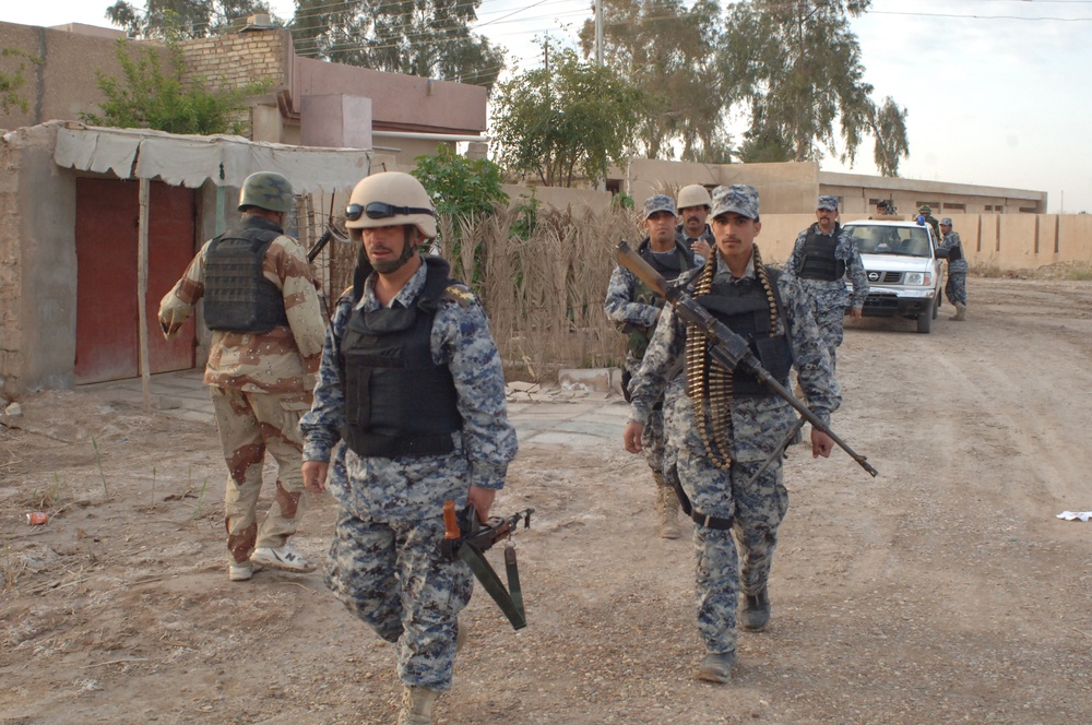 Iraqi National Police Look for Insurgent Activity