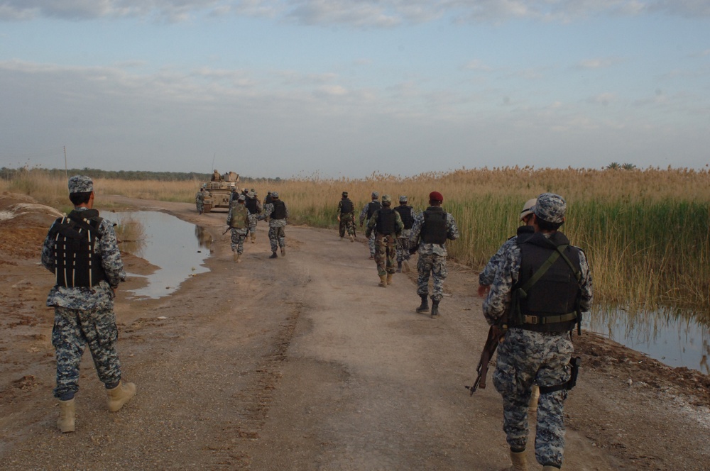 Iraqi National Police look for insurgent activity