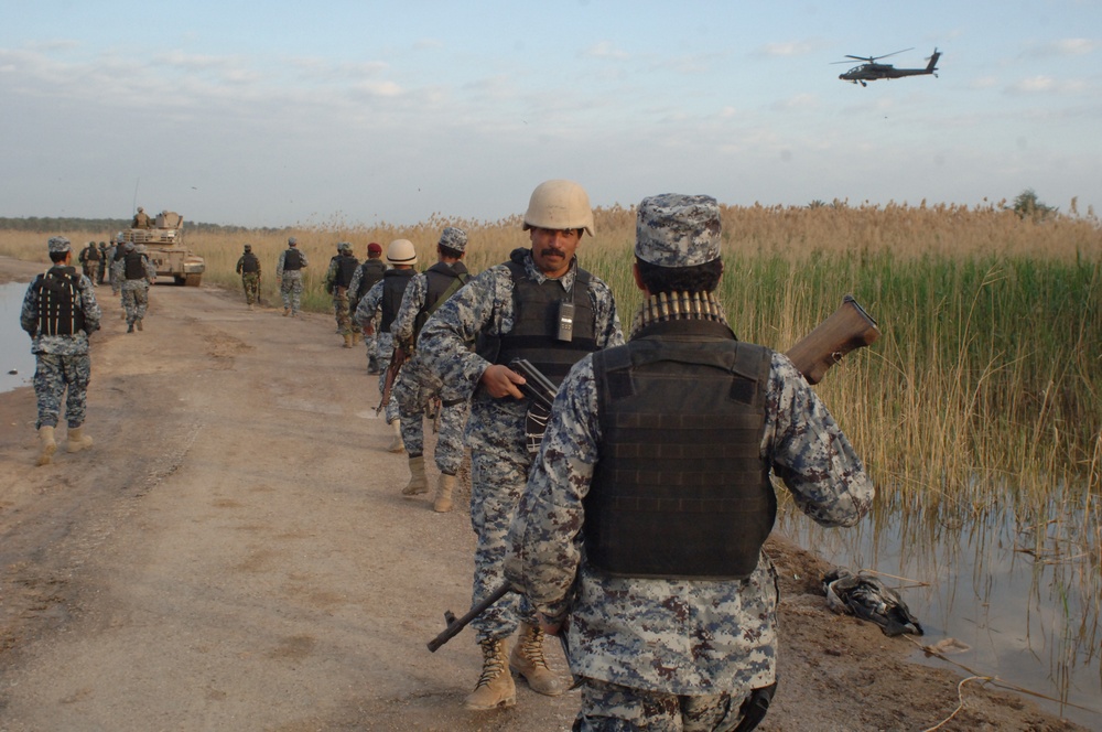 Iraqi National Police look for insurgent activity