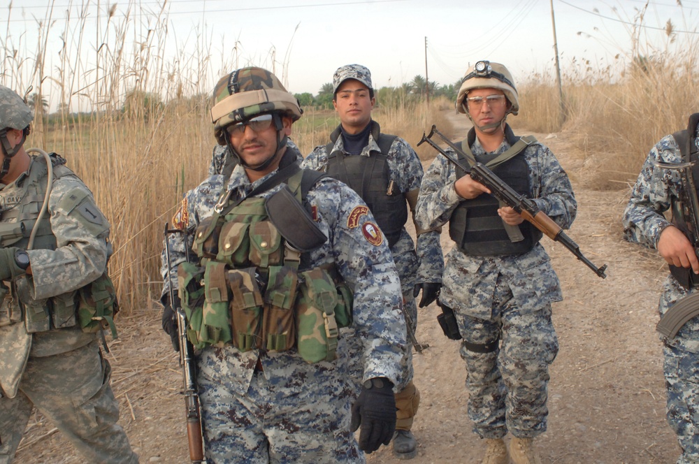 Iraqi National Police look for insurgent activity