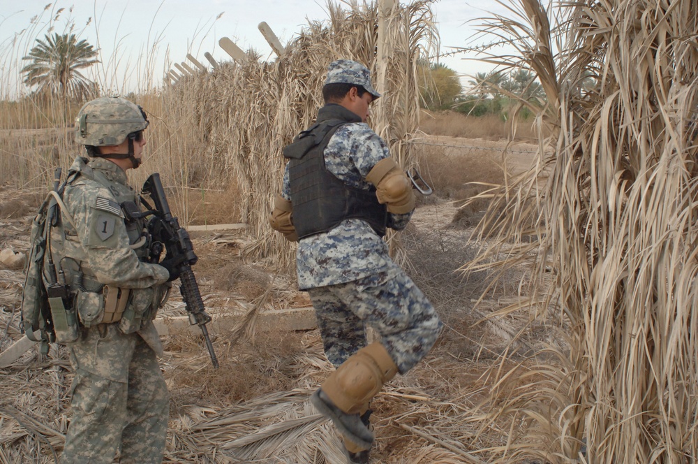 Iraqi National Police look for insurgent activity