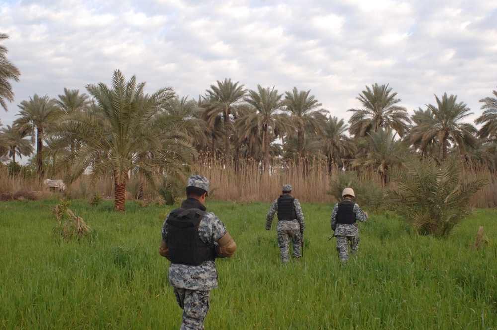 Iraqi National Police look for insurgent activity