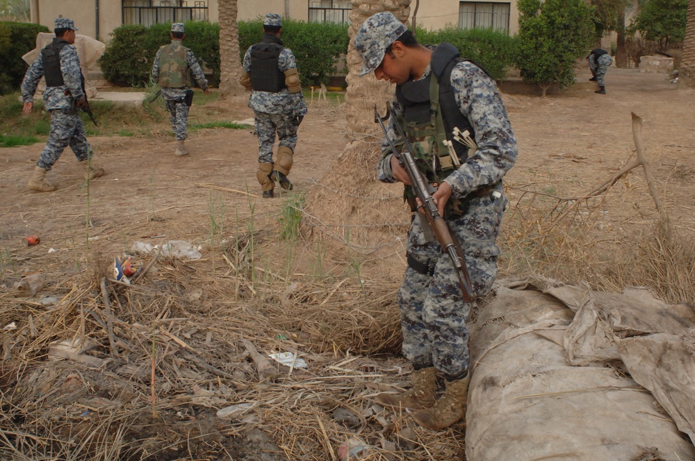 Iraqi National Police look for insurgent activity