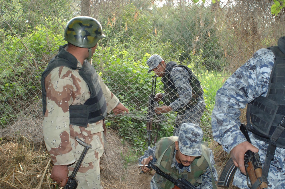 Iraqi National Police look for insurgent activity