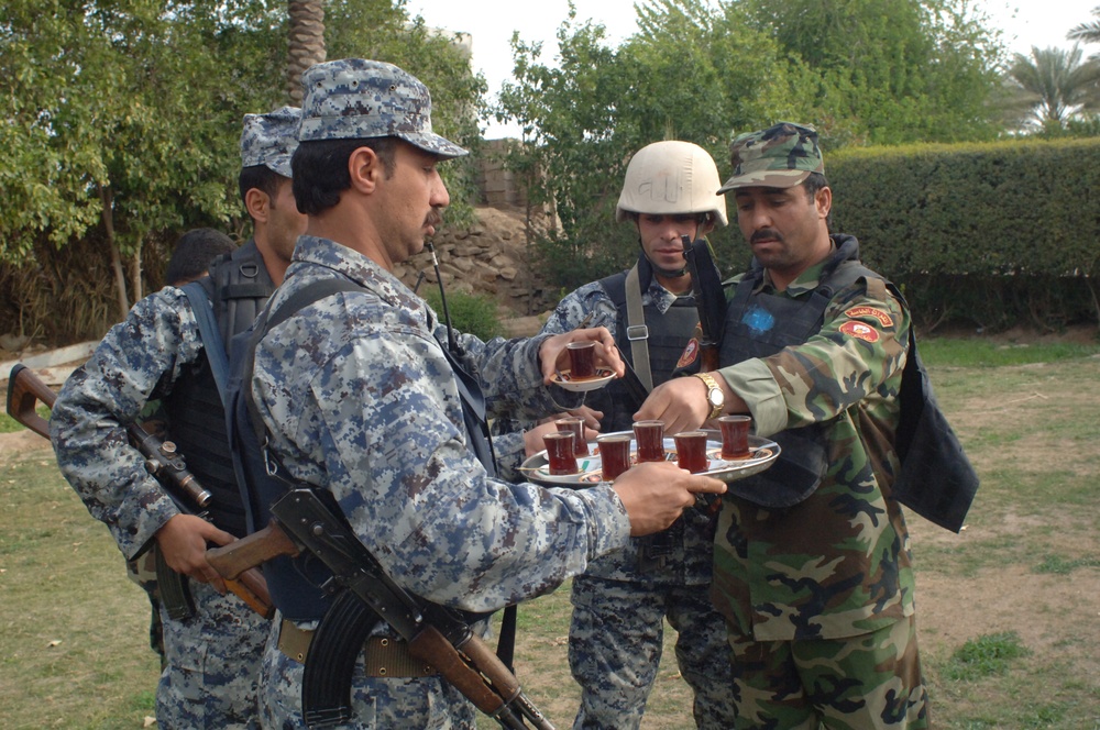 Iraqi National Police look for insurgent activity